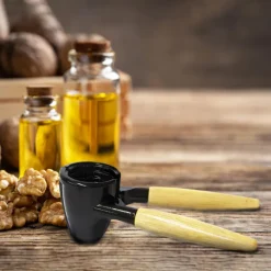 Casse noix et ouvre bouteille 2 en 1