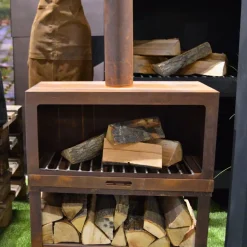 Cheminée d'extérieur avec bûcher intégré (Rouillé)