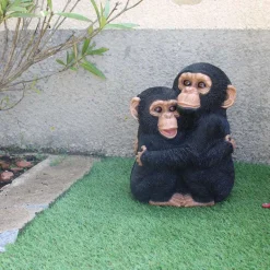 Chimpanzés enlacés en résine 35 cm