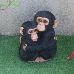 Chimpanzés enlacés en résine 35 cm