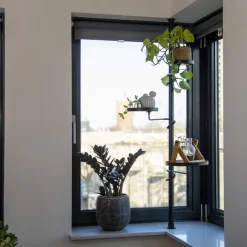 Etagère télescopique avec supports à plantes