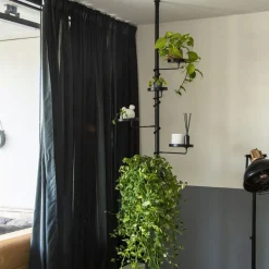 Etagère télescopique avec supports à plantes