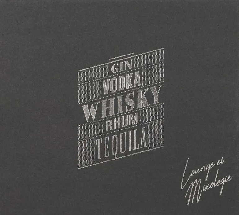 Fiole à whisky avec shooters et entonnoir