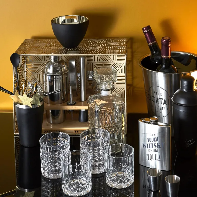 Fiole à whisky avec shooters et entonnoir