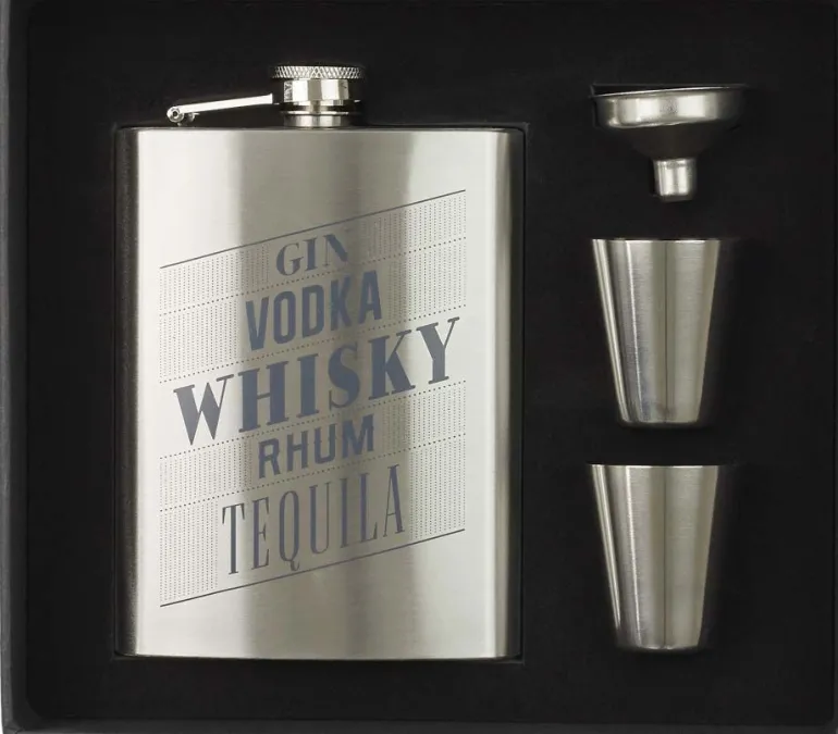 Fiole à whisky avec shooters et entonnoir