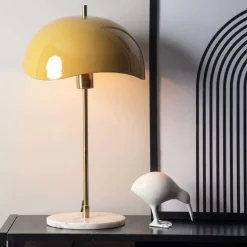Lampe à poser en métal Waved dome (Jaune miel)