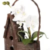 Maison en bois avec orchidées artificielles
