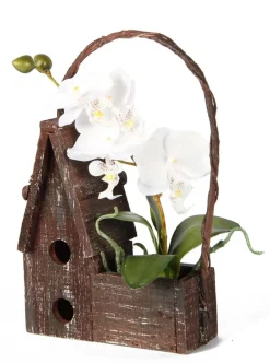 Maison en bois avec orchidées artificielles