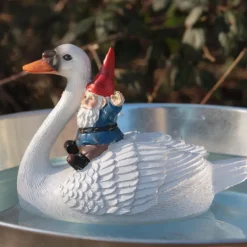 Nain de jardin en résine balade sur l'eau (Cygne assis)