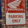 Plaque décorative en métal en relief 40 x 30 cm (Honda MC - Parking Only)